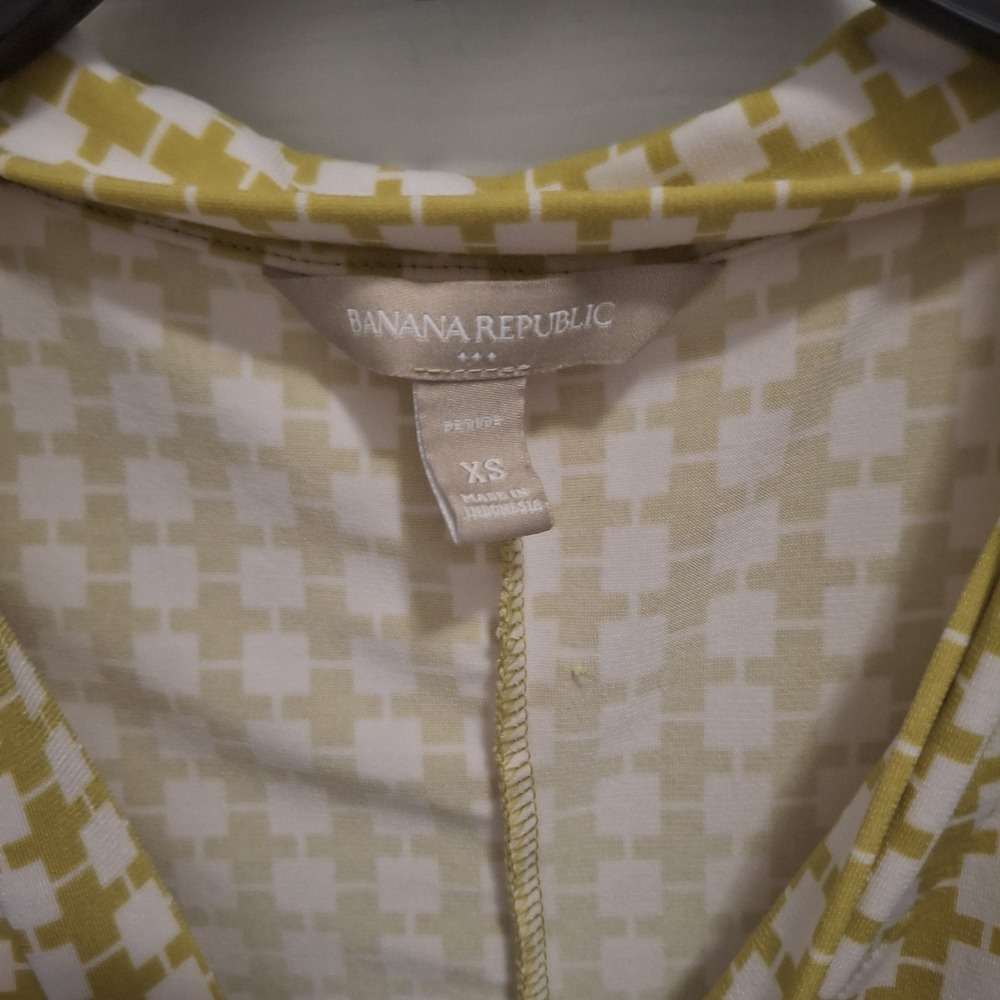 3/$15 Banana Republic XS Yellow Green Geometric Tie Neck V-Neck Blouse - Picture 7 of 7
